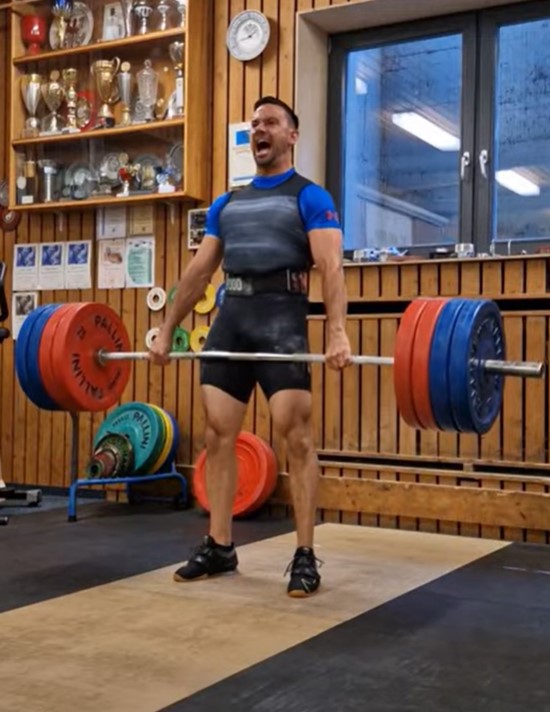 Coach beim schweren Krafttraining